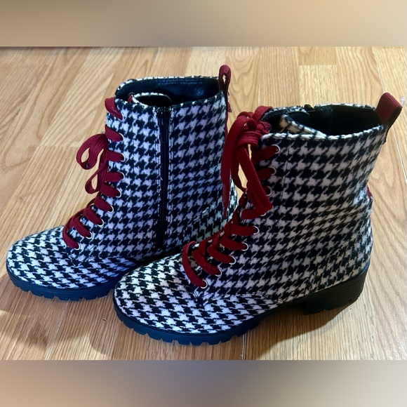 Stylish True Craft women 8 Houndstooth Ankle Boots with Red Laces - Picture 12 of 12